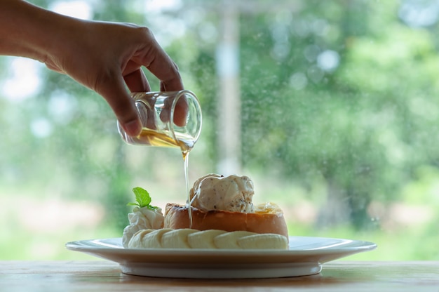 Tostadas de miel con helado y postre de plátano.