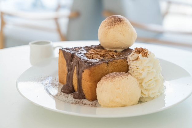 Tostadas de miel con helado de vainilla y chocolate.