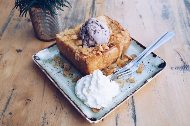 Tostadas de miel y helado.