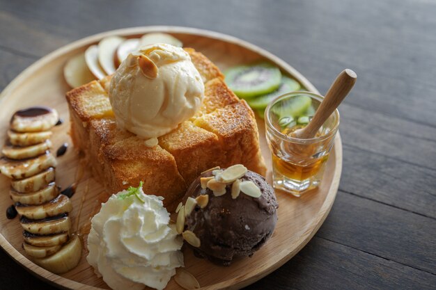 Tostadas de miel, postre dulce en cafe