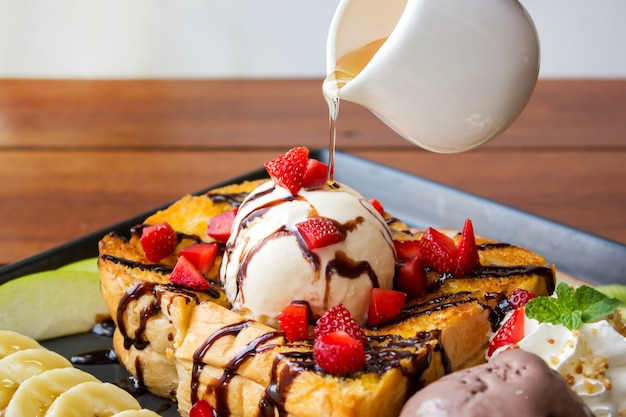 Tostadas de miel. Postre dulce servido con fruta y helado.