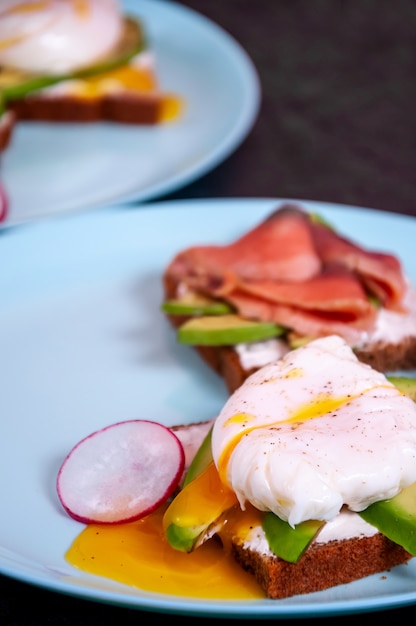 Tostadas de pan con aguacate, huevo escalfado y salmón