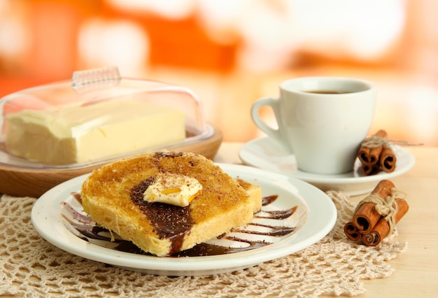 Tostadas de pan blanco con chocolate y taza de café en la cafetería