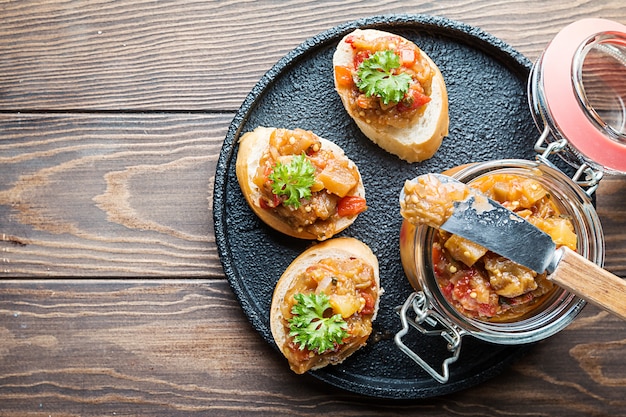 Tostadas de pan con caviar de berenjena.