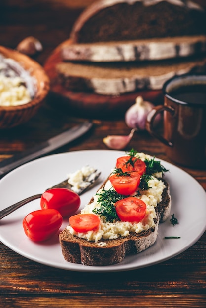 Tostadas de pan de centeno con queso fundido ajo y tomates