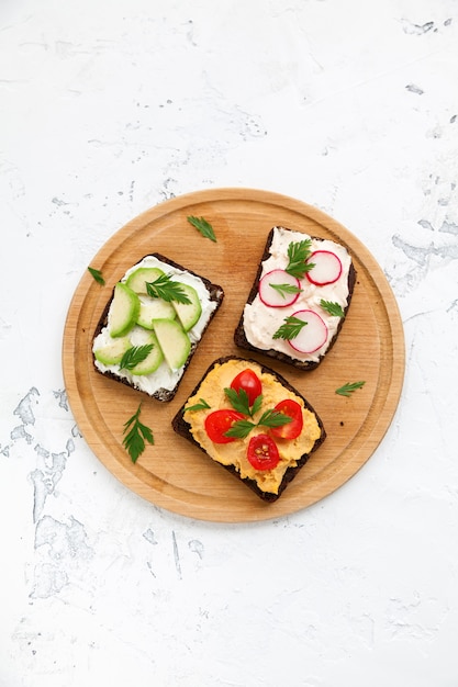 Tostadas de pan de centeno vegetarianas