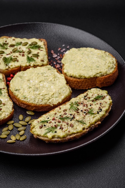 Tostadas a la parrilla con pasta de aguacate huevos queso crema sal especias y hierbas