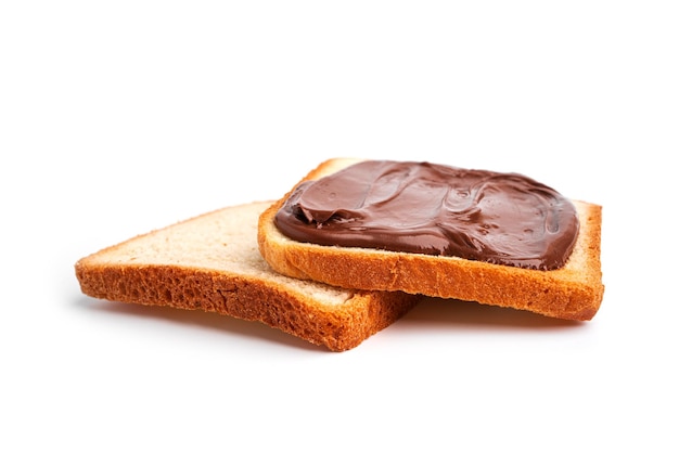 Tostadas con pasta de cacao aislado sobre fondo blanco. Un trozo de pan con pasta de chocolate. Foto de alta calidad