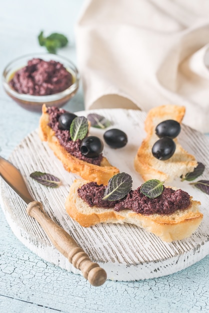 Tostadas con paté de aceitunas negras