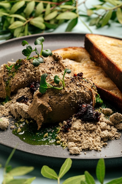 Tostadas y paté de hígado de pollo con halva y ciruelas pasas