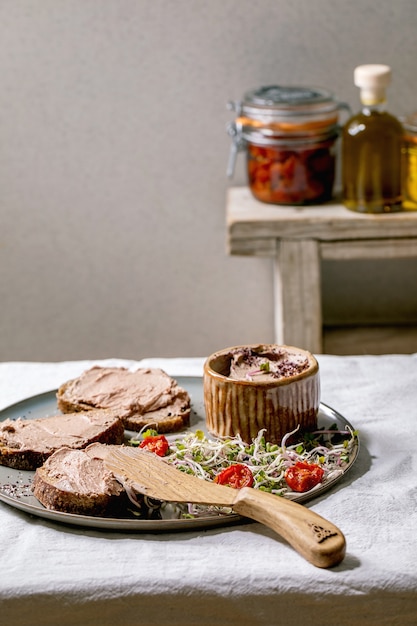 Foto tostadas de paté de hígado de pollo