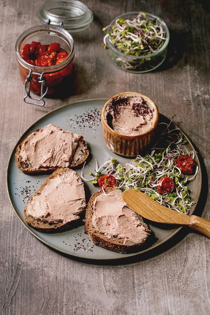 Tostadas de paté de hígado de pollo