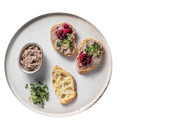 Tostadas con paté de rillettes de pollo en pan blanco con brotes Fondo blanco aislado de alta calidad