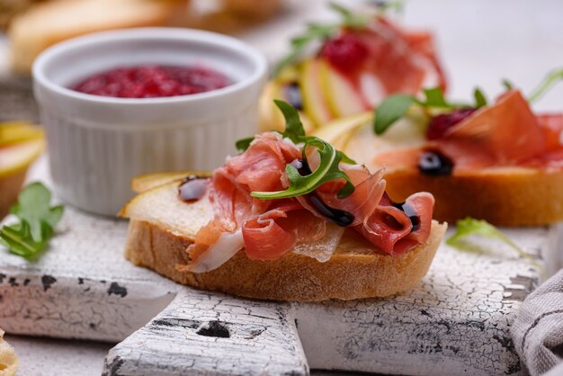 Tostadas con pera y jamón