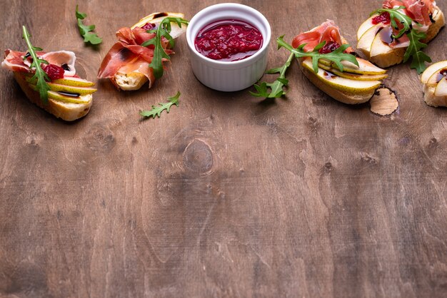 Tostadas con pera y jamón