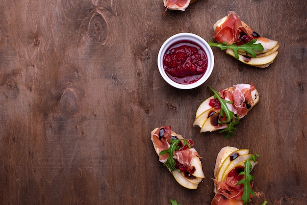 Tostadas con pera y prosciutto