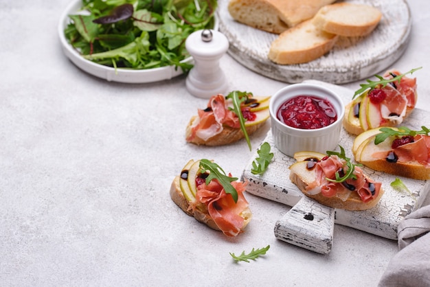 Tostadas con pera y prosciutto