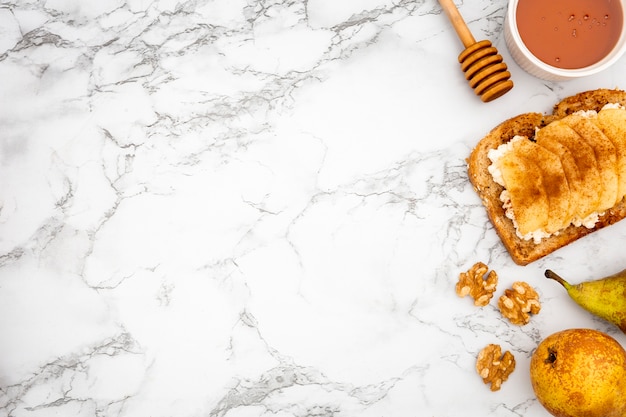 Foto tostadas con peras y espacio de copia