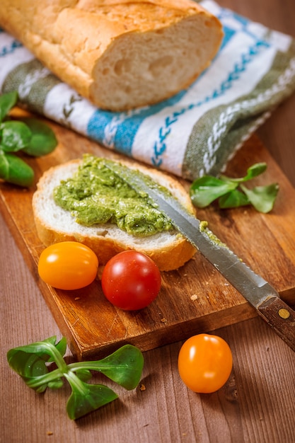 Tostadas de pesto