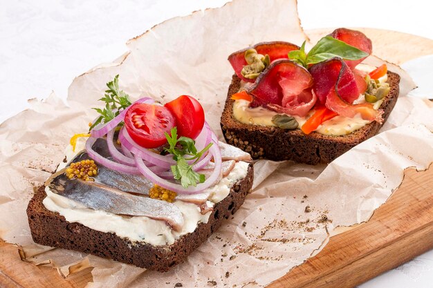 Tostadas con pimiento de venado y alcaparras arenque y queso ricotta