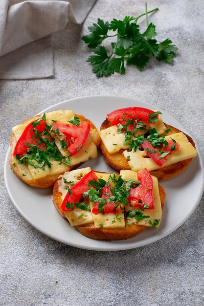 Tostadas a la plancha con tomate y queso