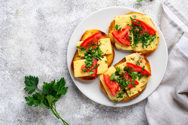 Tostadas a la plancha con tomate y queso