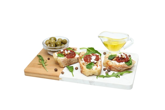 Tostadas PNG con tomates secos aislados sobre fondo blanco