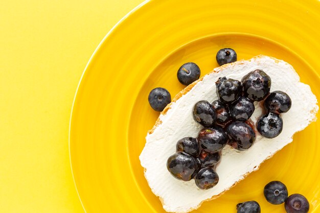 Tostadas con queso y arándanos