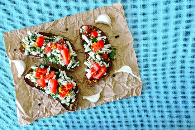 Tostadas con queso blanco, tomate y verduras. Útil tostada vegetariana. Dieta Keto. Keto almuerzo idea. Comida sana.