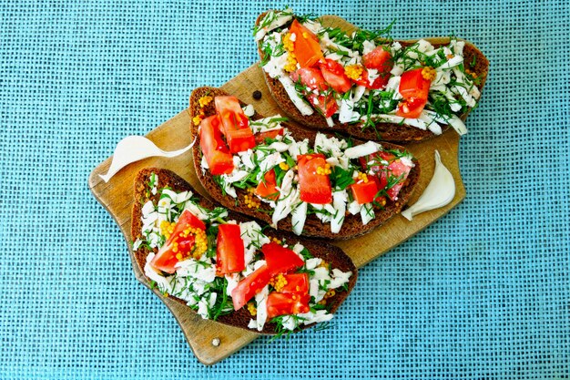 Tostadas con queso blanco, tomate y verduras. Útil tostada vegetariana. Dieta Keto. Keto almuerzo idea. Comida sana.