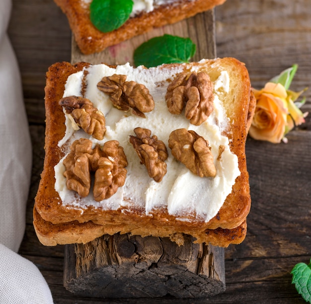 Tostadas con queso cottage y nueces.