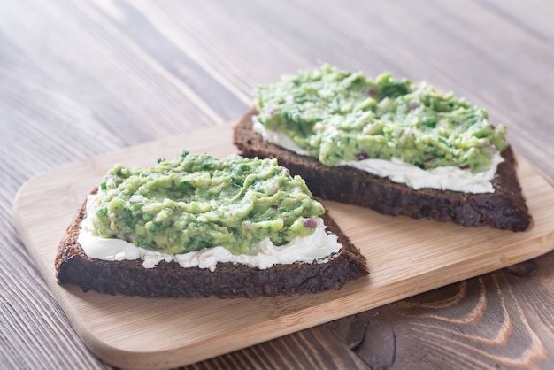 Tostadas con queso crema y guacamole