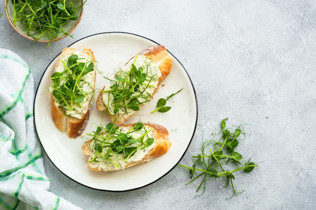 Tostadas con queso crema y micro verduras Alimentos saludables vitaminas naturales Vista superior