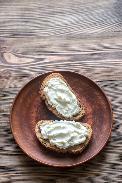 Tostadas con queso crema