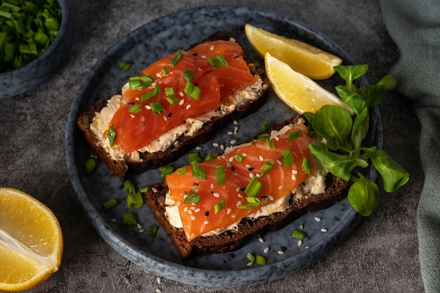 Tostadas de queso suave y salmón