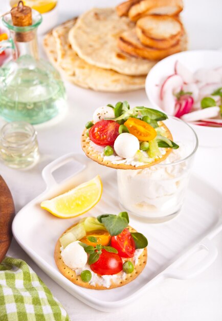 Tostadas redondas de pan crujiente con verduras y verduras. Concepto de comida saludable.