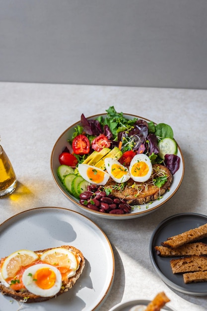 Tostadas con salmón y huevos medio cocidos