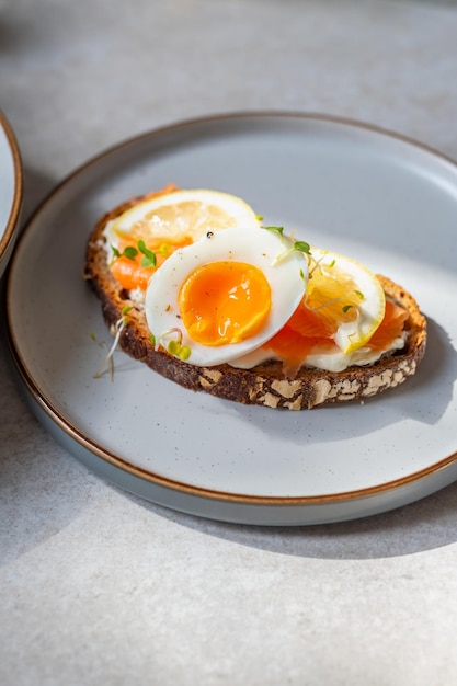 Tostadas con salmón y huevos medio cocidos