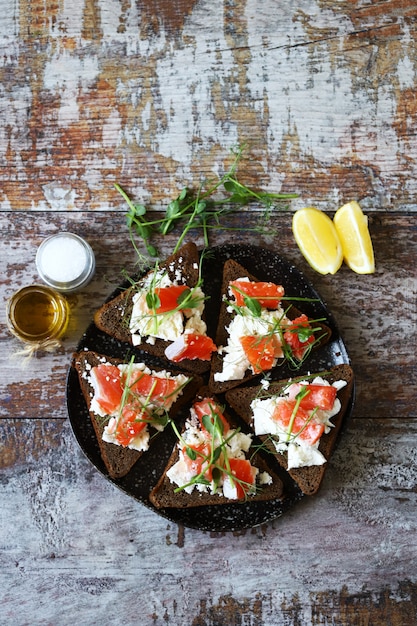 Tostadas con salmón y queso blanco en un plato. Dieta Keto. Tostadas Keto.