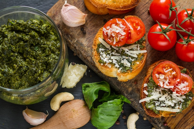 Tostadas con salsa de pesto y tomates.