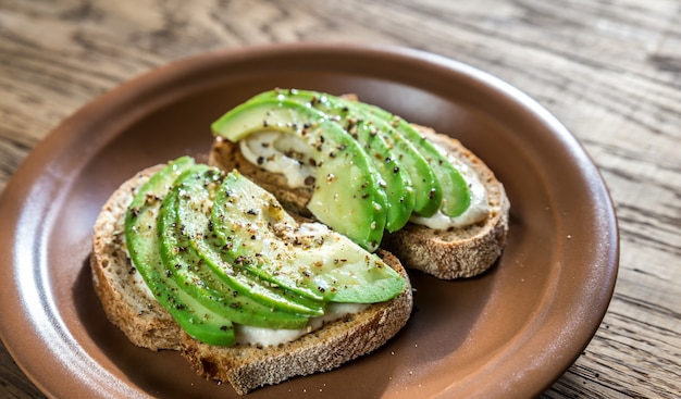 Tostadas con salsa de tahini y aguacate en rodajas