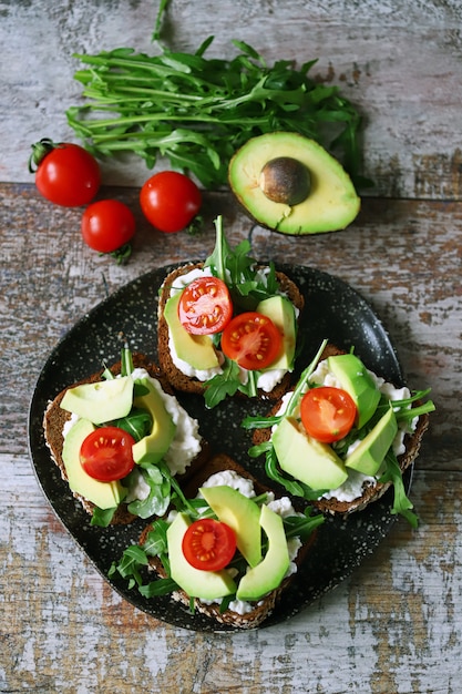 Tostadas saludables con aguacate y tomates cherry en un plato