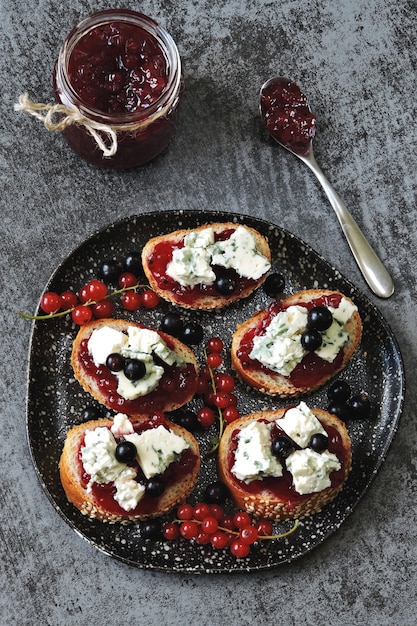 Tostadas saludables con mermelada de grosellas y queso azul