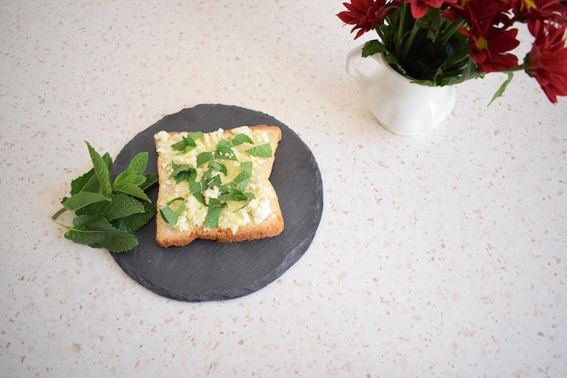 Foto tostadas saludables con requesón y mantequilla fresca de pueblo
