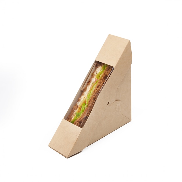 Foto tostadas de sándwich con atún y queso en una caja de papel para llevar artesanal aislada sobre fondo blanco, entrega, concepto de comida rápida ecológica, desechable y reciclable