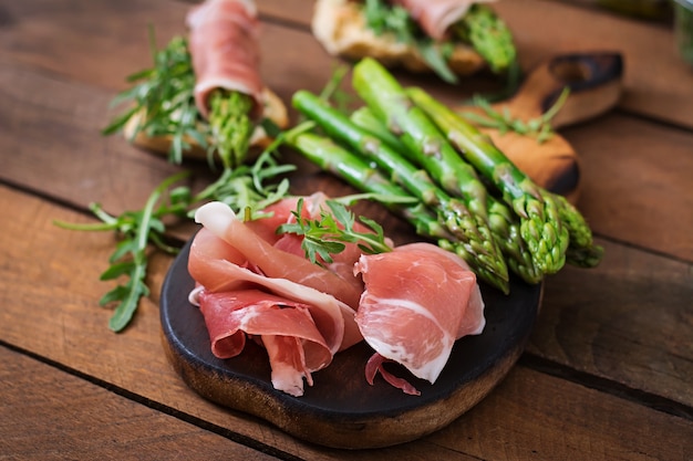 Tostadas (sándwich) con espárragos, rúcula y prosciutto