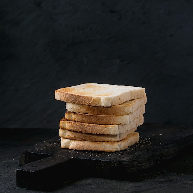 Tostadas sobre negro