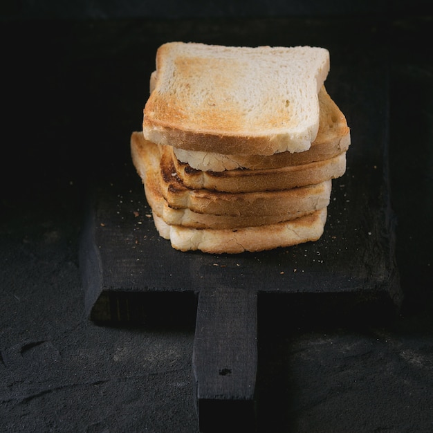 Tostadas sobre negro