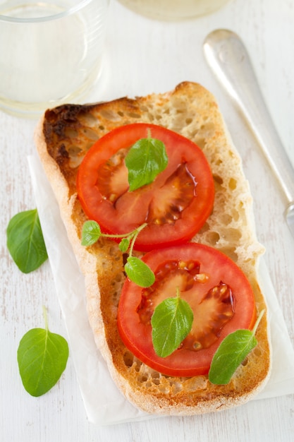 Foto tostadas con tomate y orégano.