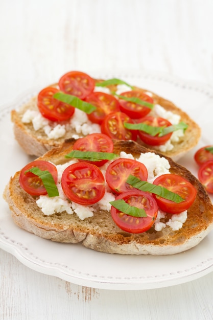 Tostadas con tomate y queso.